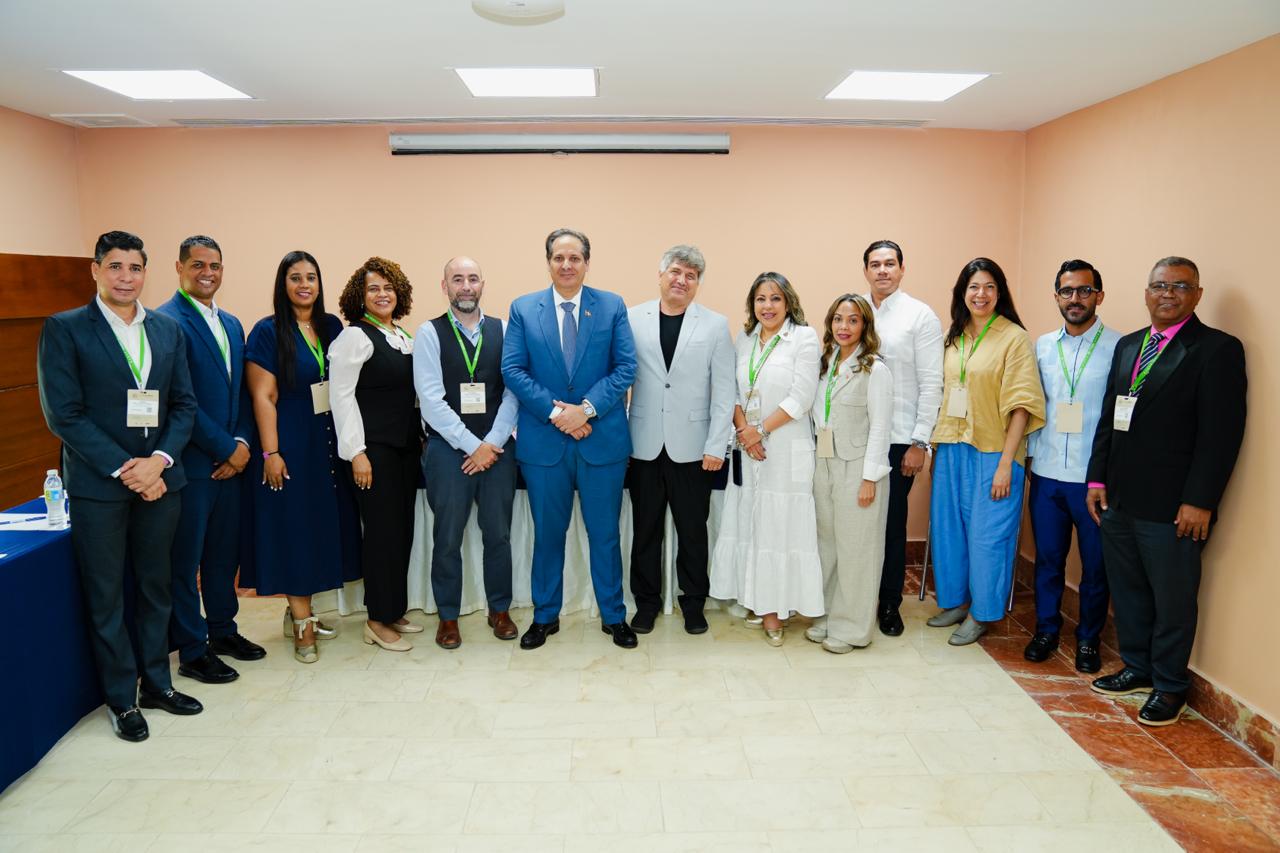 Ministro de salud Víctor Atallah realiza varios encuentros con organismos internacionales