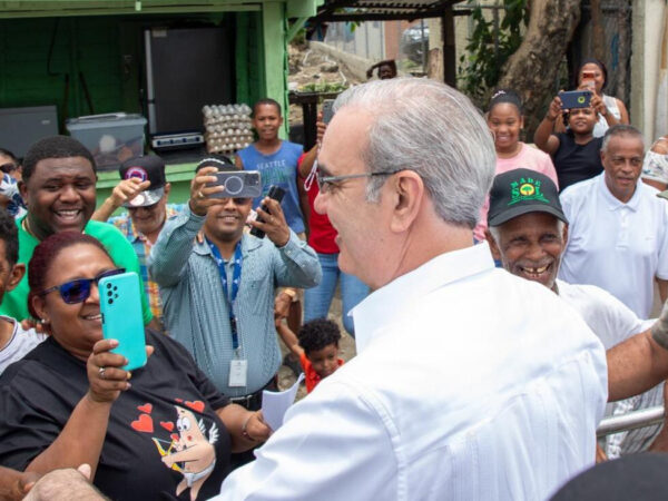 Presidente Abinader inaugurará este sábado en la provincia de Monte Plata dos carreteras y un techado escolar