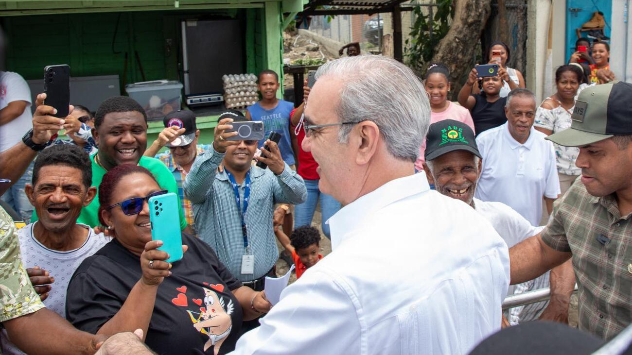 Presidente Abinader inaugurará este sábado en la provincia de Monte Plata dos carreteras y un techado escolar
