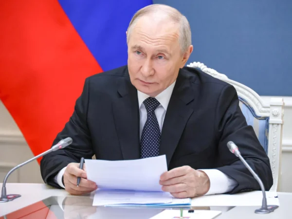 Vladimir Puntin ironiza a Zelenski y elogia al presidente Donald Trump