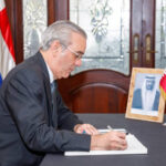 Presidente Abinader firma libro de condolencias por el fallecimiento de su alteza, el Emir Padre Sheikh Hamad Bin Khalifa Al Thani