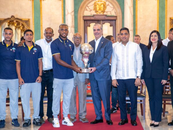 Presidente Abinader reciben Palacio a delegación de Salcedo Futbol Club