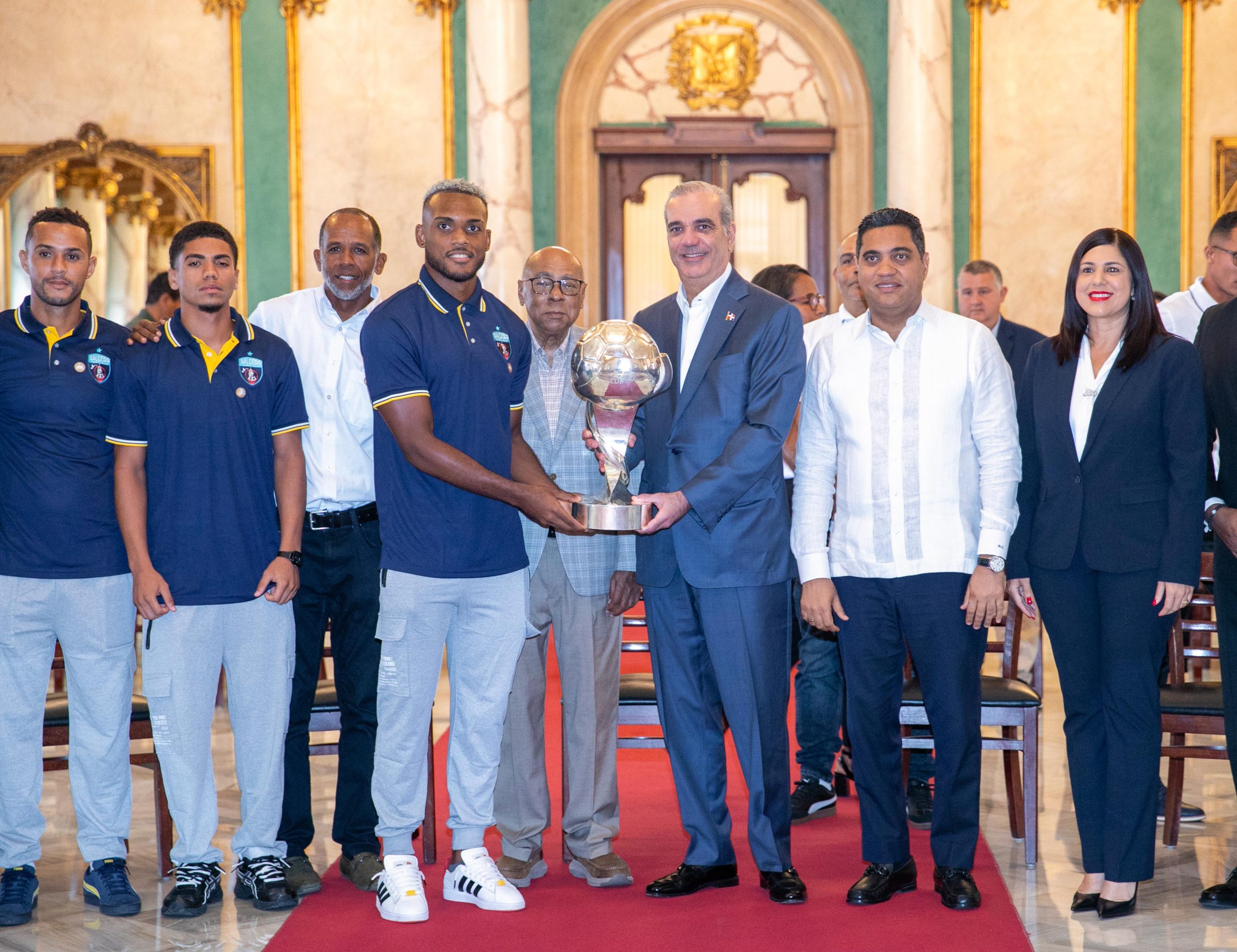 Presidente Abinader reciben Palacio a delegación de Salcedo Futbol Club