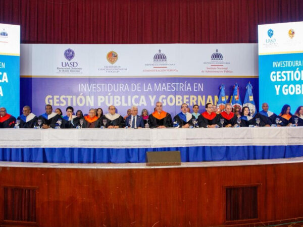 Presidente Abinader llama a 147 servidores públicos graduados a poner sus conocimientos al servicio de la ciudadanía