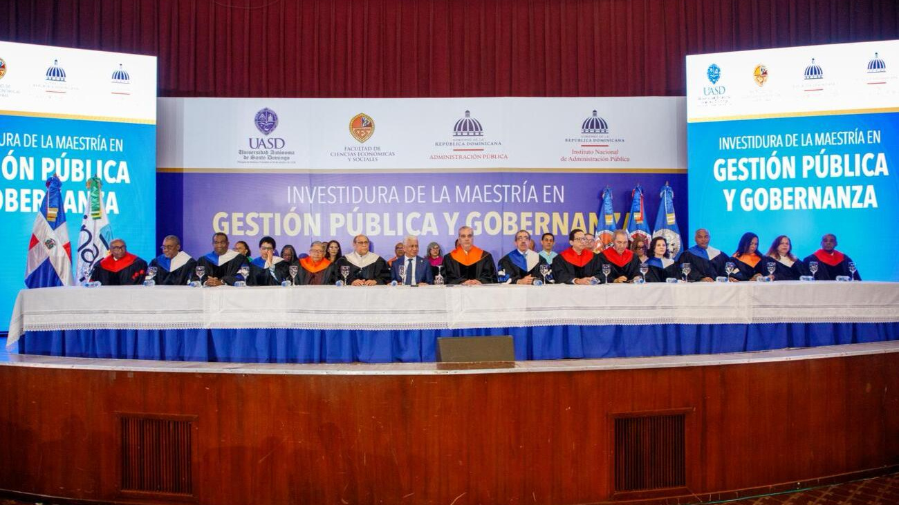 Presidente Abinader llama a 147 servidores públicos graduados a poner sus conocimientos al servicio de la ciudadanía