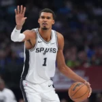 Víctor Wembanyama recibe una petición extraña de un árbitro de la NBA que se sale del guion