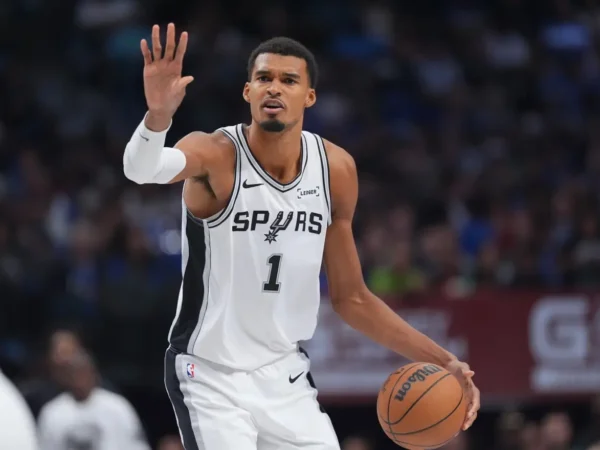 Víctor Wembanyama recibe una petición extraña de un árbitro de la NBA que se sale del guion