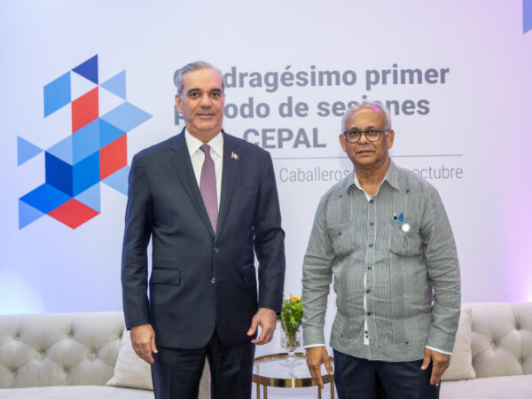 Presidente Luis Abinader aborda con secretario general de la OEA plan de acción para Haití y situación de la democracia en la región
